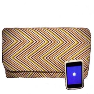 Chevron design clutch with magnetic snap closure